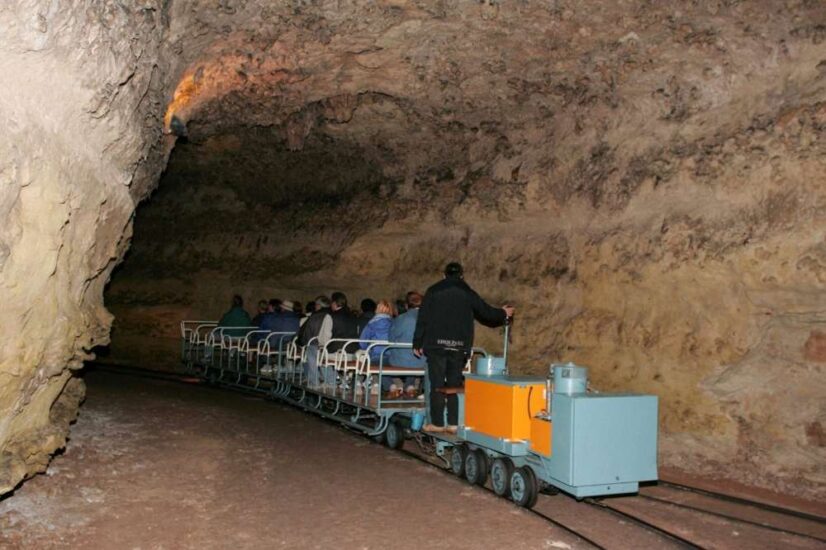 Les grottes de la Dordogne à visiter en petit train